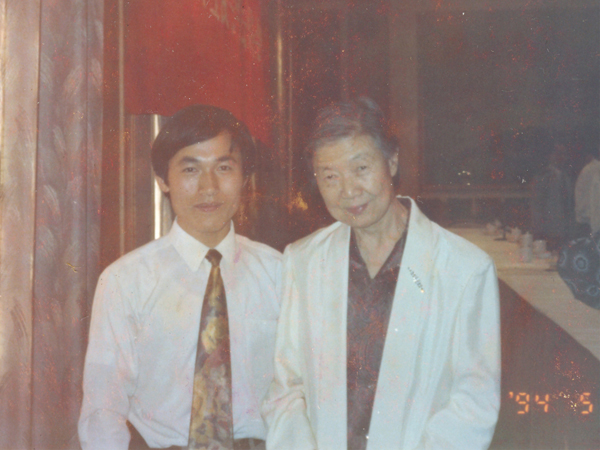 湯傳忠與于若木女士（陳云同志夫人，著名營養(yǎng)專家）合影