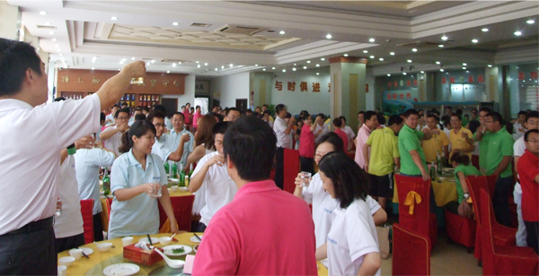 匯聚一堂，共同舉杯